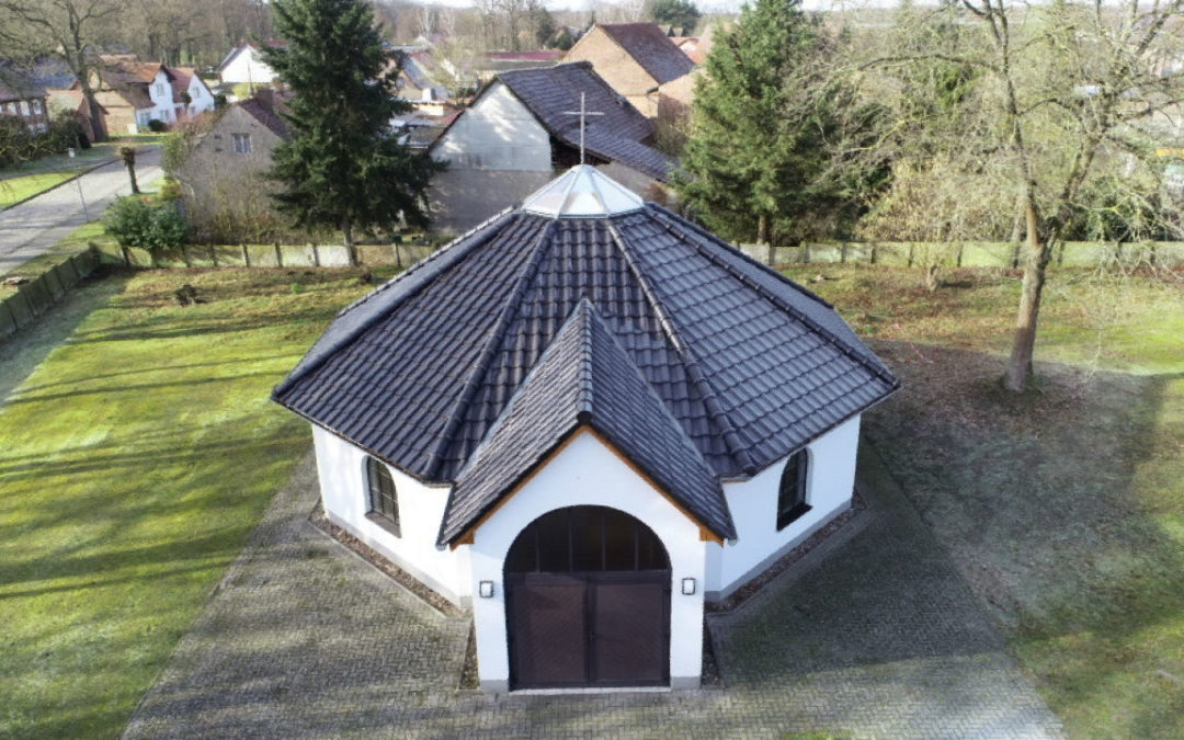 Ein Dach mit Spitze